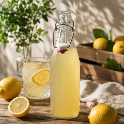Zitronenlimonade in Bügelverschlussflasche