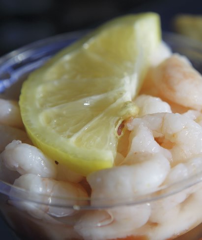 Shrimps mit Zitrone als MSM Lieferant